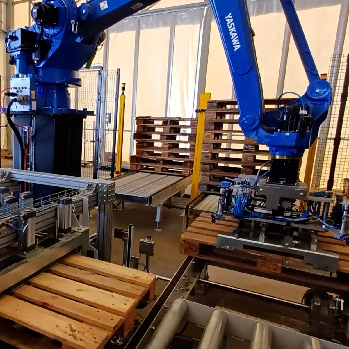 Robot Yaskawa in azione per il controllo e la gestione delle palette EPAL su un sistema automatico avanzato.
