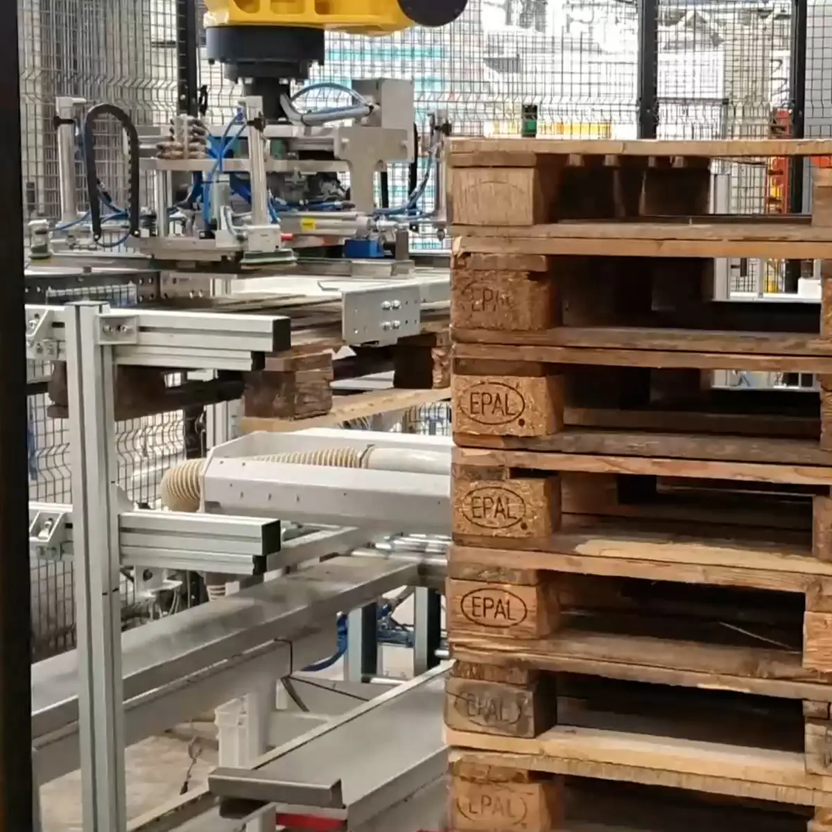Impilatore automatico per palette EPAL in fase di controllo conformità, con struttura di movimentazione precisa.