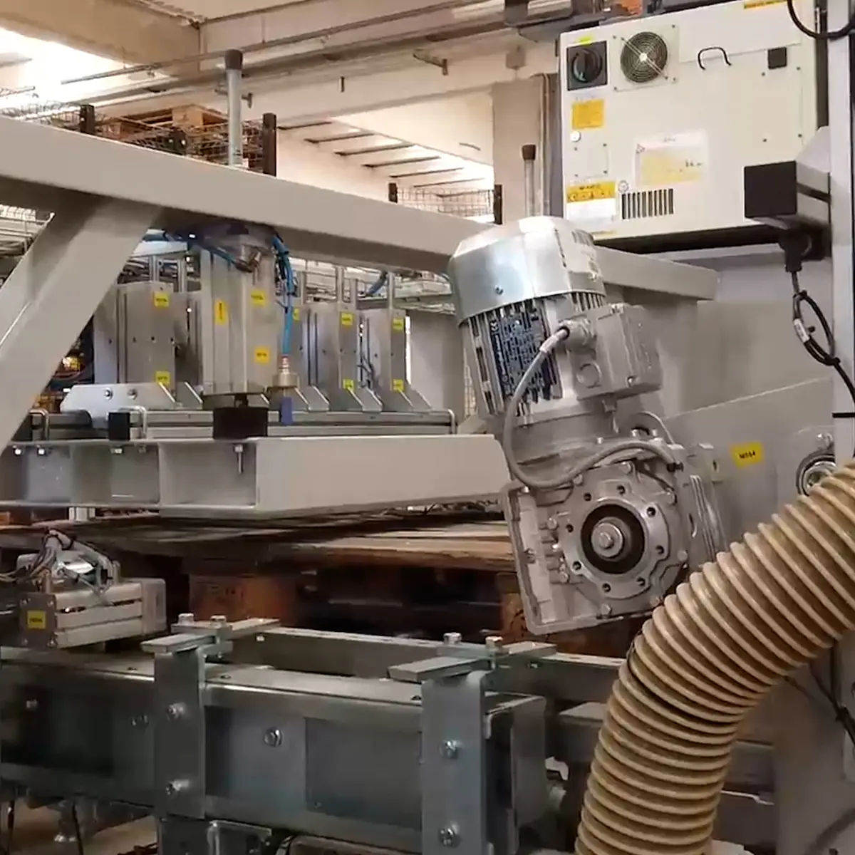 Motore e sistema di trasporto automatico per palette, evidenziando l'affidabilità del sistema Mantis.
