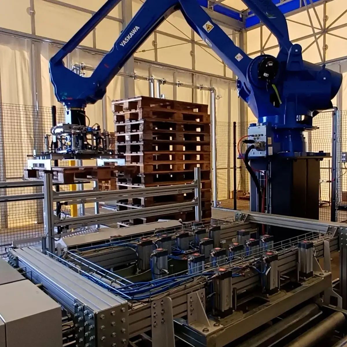 Braccio robotico in fase di gestione delle palette, ottimizzando i flussi intralogistici senza interruzioni.