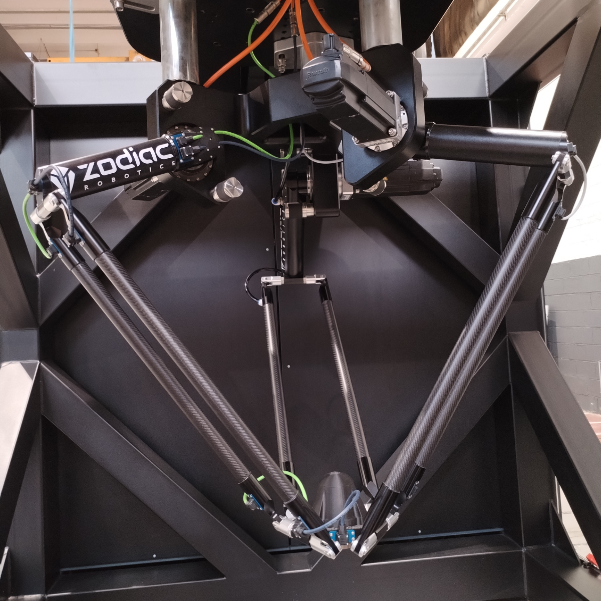 braccio robotico innovativo ed esclusivo per la manipolazione di prodotti sfusi come bottiglie o rotoli di carta per la pallettizzazione a strato