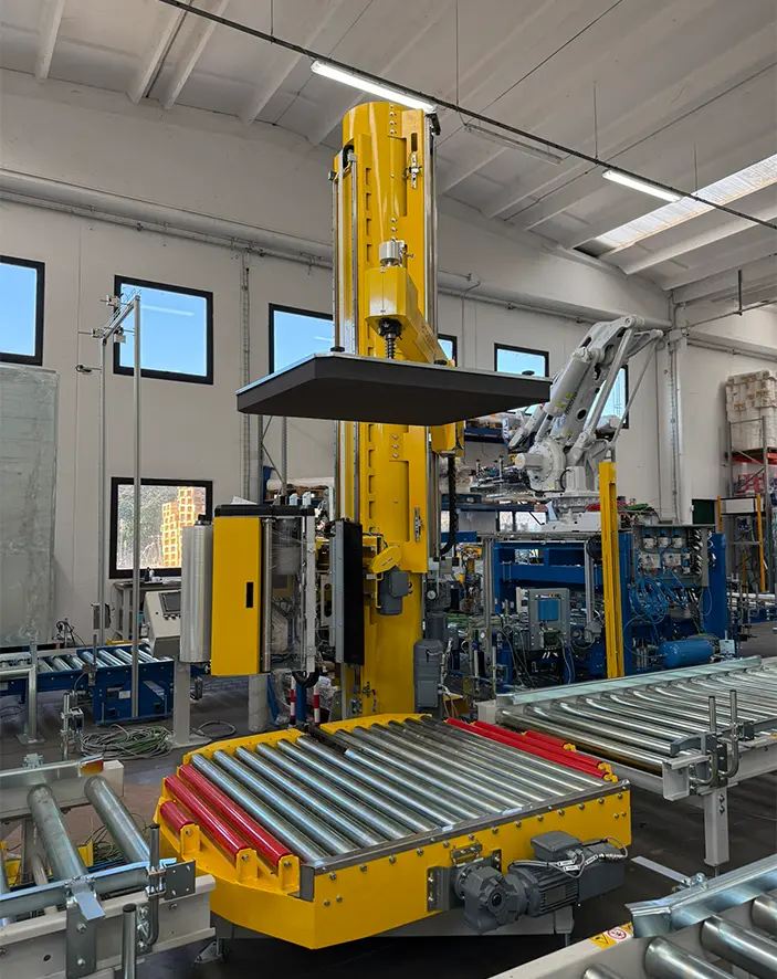 Ercopac wrapping system with automated pressing arm for load stability control.
