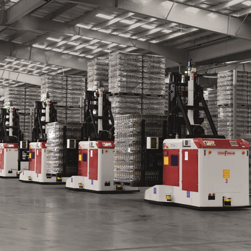 veicoli a guida autonoma e guida laser tecnoferrari che trasportano bancali d'acqua