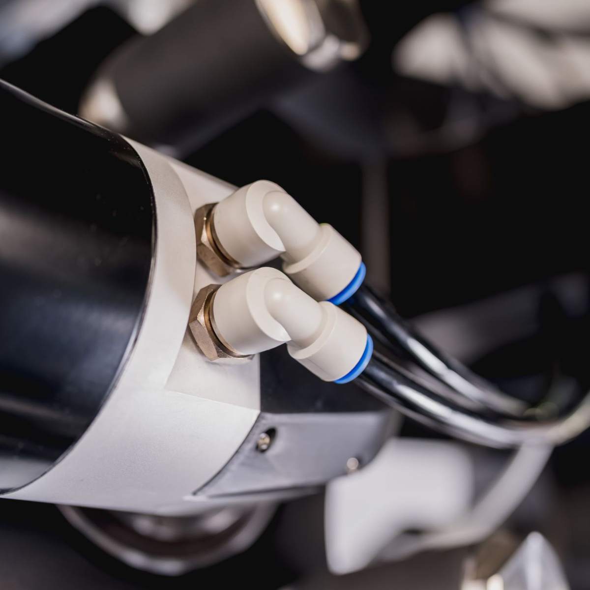 dettaglio costruttivo di un braccio robotico delta per la manipolazione di prodotti su un nastro trasportatore