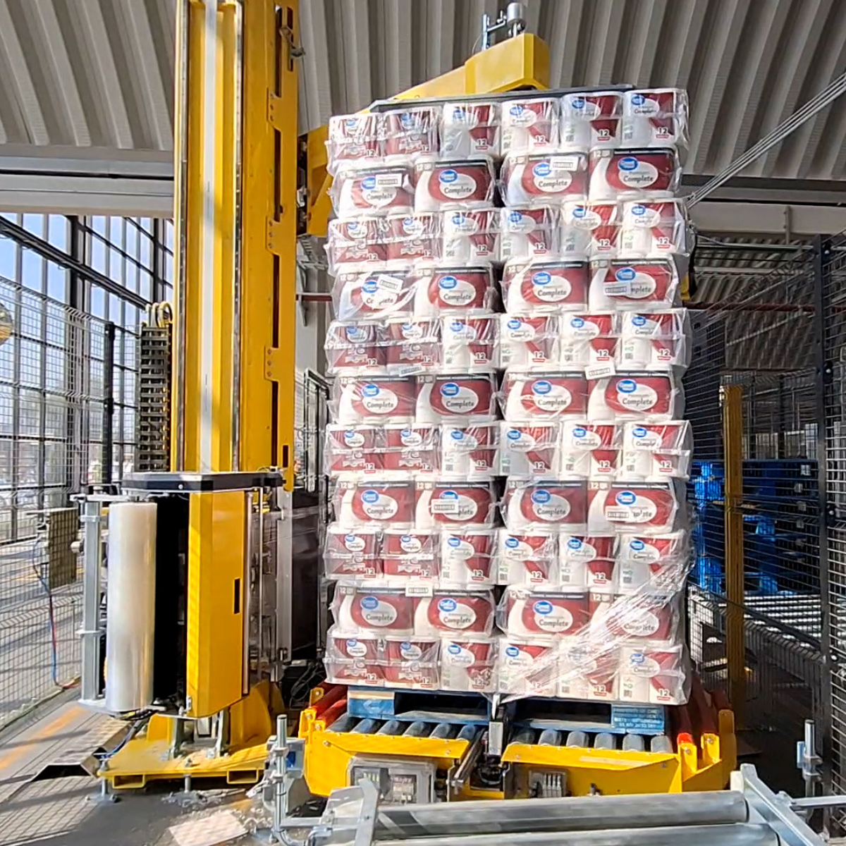 sistema di fasciatura automatico di un carico di rotoli di carta pallettizzato