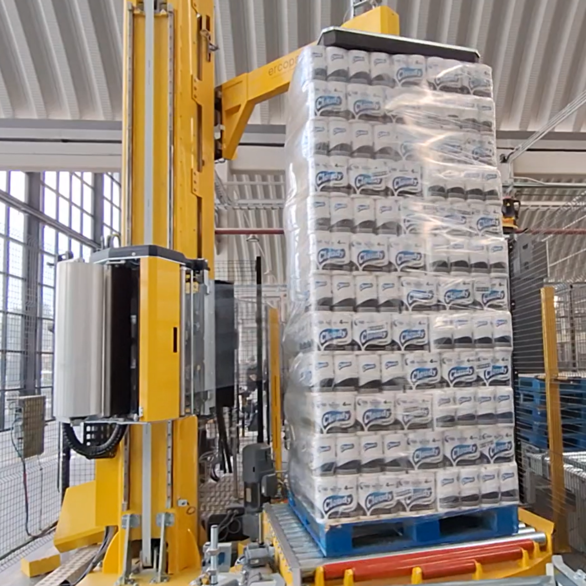 sistema di fasciatura automatico di un carico di rotoli di carta pallettizzato