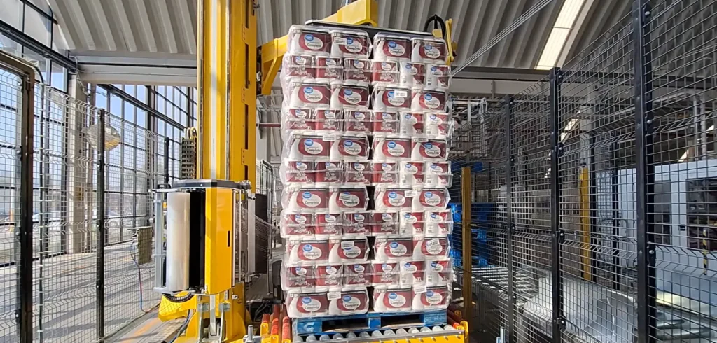 Fasciatore automatico Ercopac in azione su un pallet alto di prodotti confezionati in carta igienica, parte delle 10 linee di pallettizzazione e fasciatura consegnate a GCP Mexico