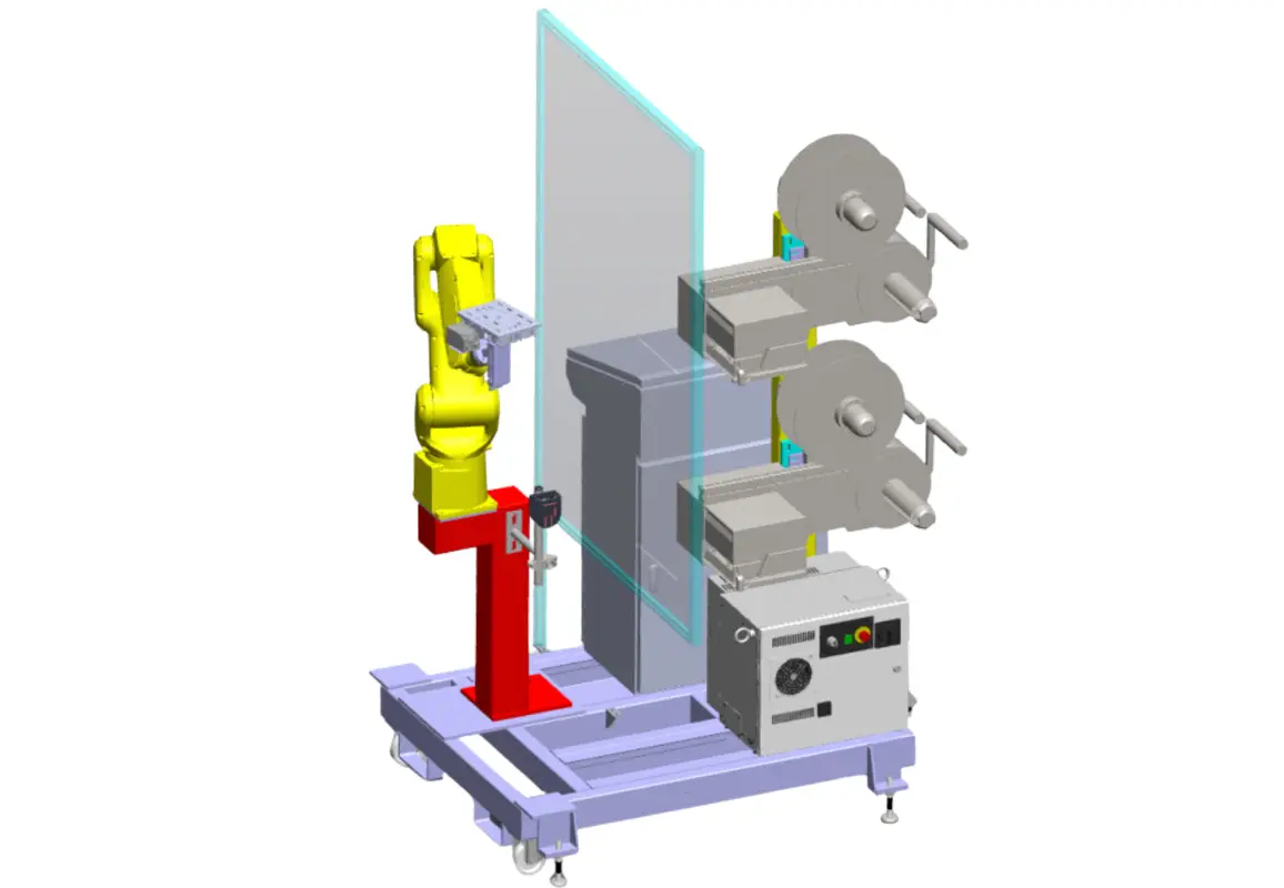 Rendering di un'etichettatrice robotizzata, composta da un braccio robotico giallo montato su una struttura rossa, progettato per applicare etichette. Il sistema è dotato di due dispenser di etichette montati su una base verticale e una protezione trasparente per sicurezza operativa. L'unità è installata su una base mobile con ruote, facilitando il posizionamento e la movimentazione nell'ambiente industriale.