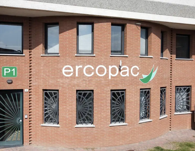 Facciata principale della sede di Ercopac srl con logo aziendale visibile sulla parete.