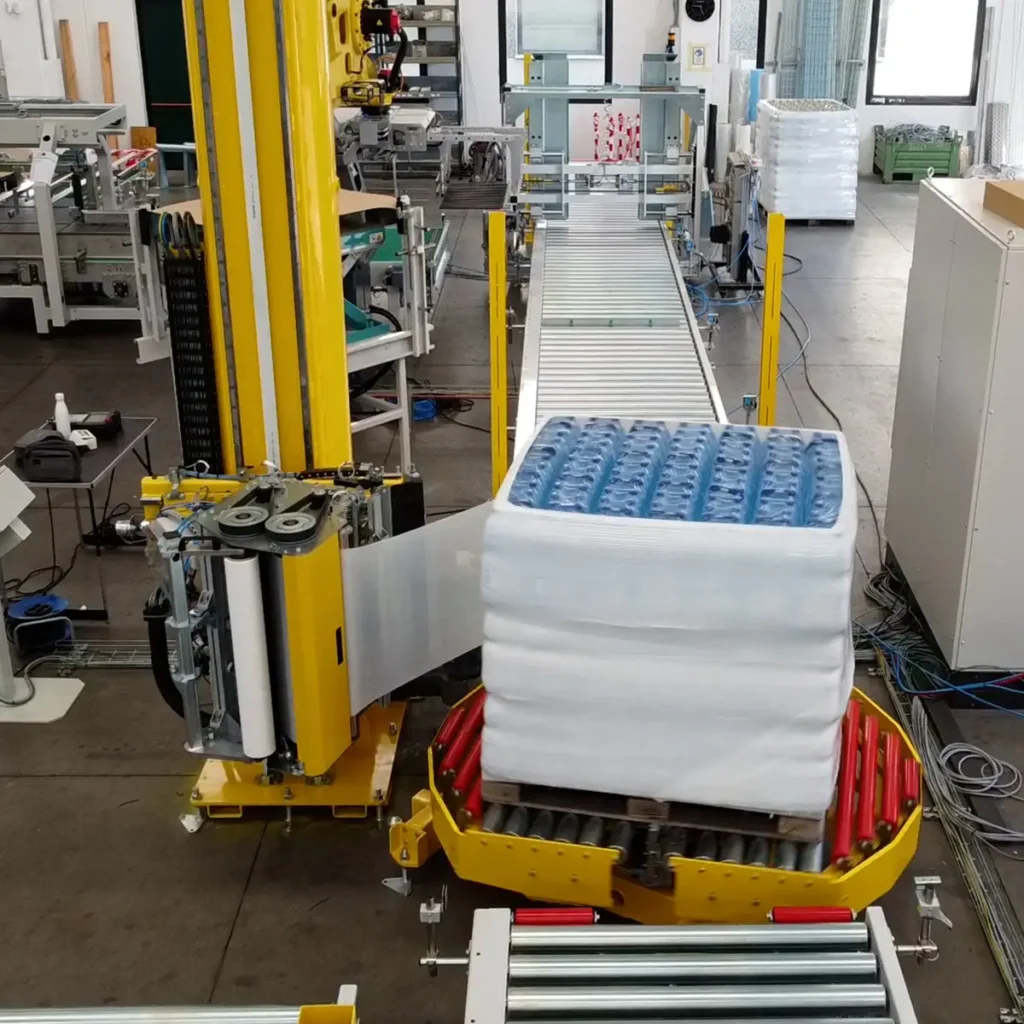 Rendering del robot cartesiano SPIDER-S con piattaforma rotante e bobina per la distribuzione del film.