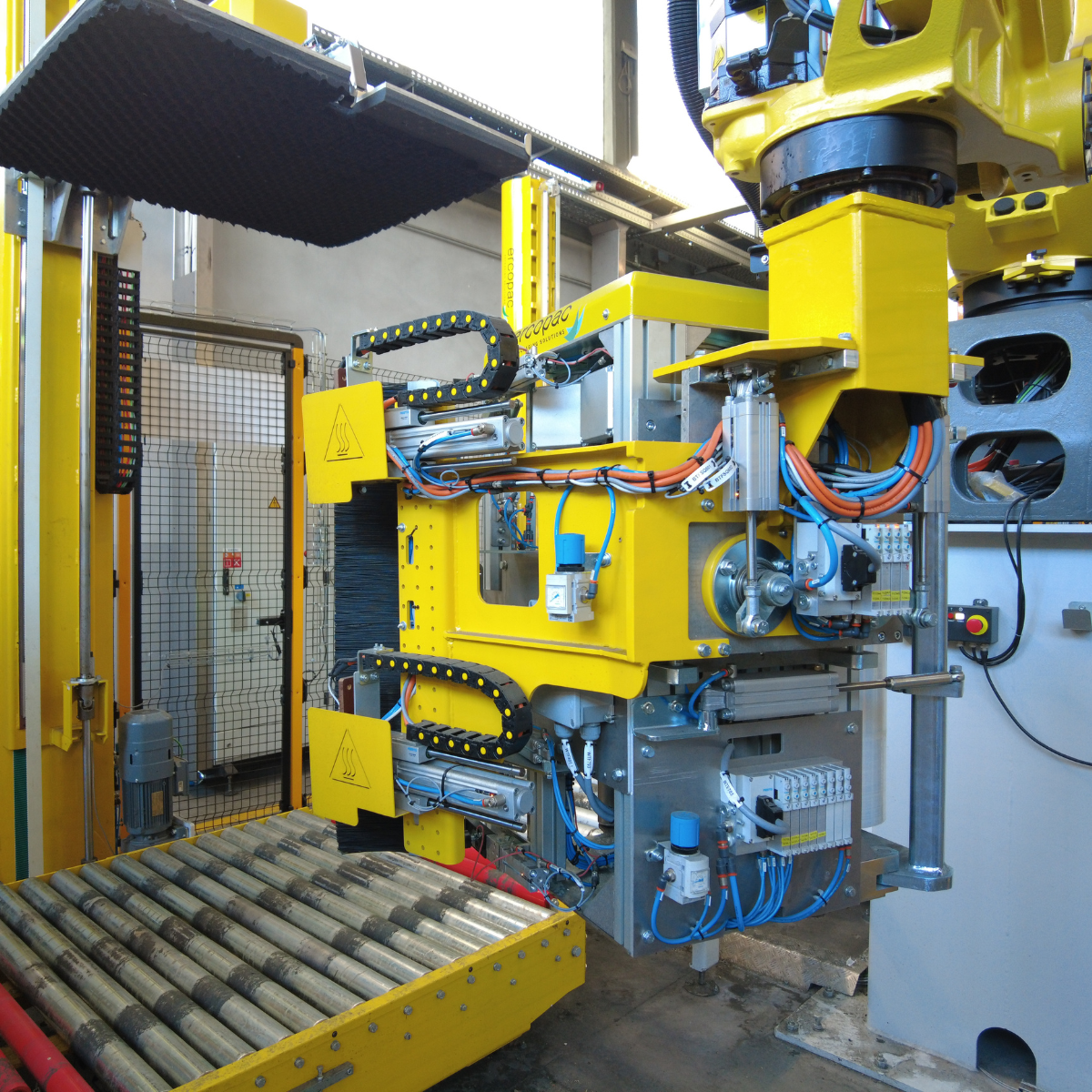 braccio robotico per la fasciatura di carichi palettizzati