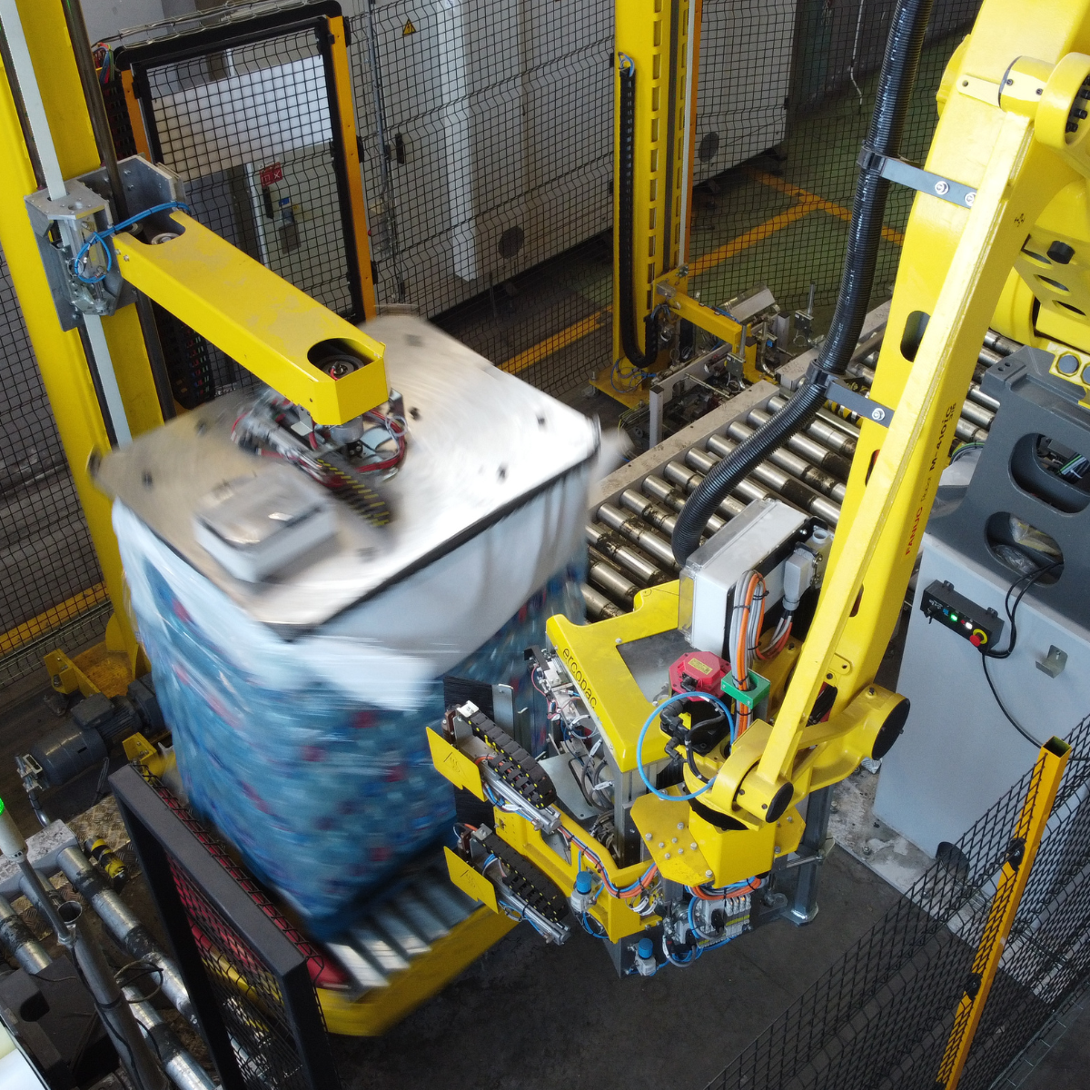 braccio robotico per fasciatura di carichi palettizzati