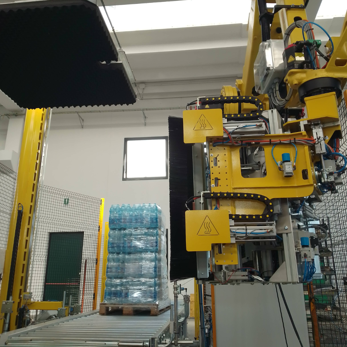 braccio robotico per fasciatura di carichi palettizzati