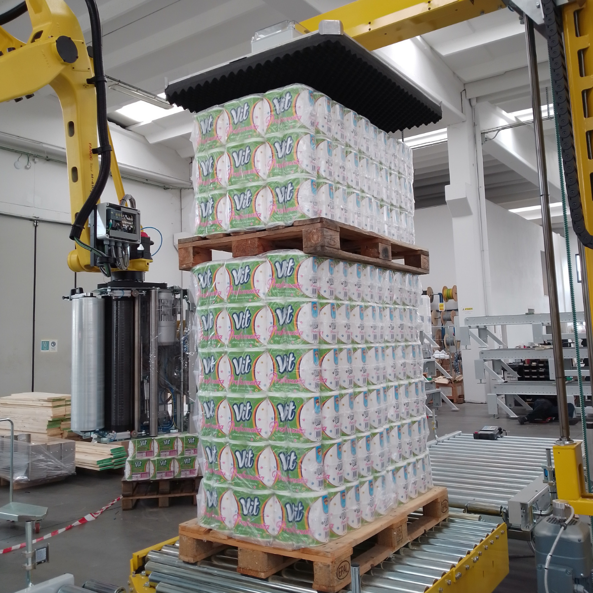 braccio robotico per fasciatura di carichi palettizzati