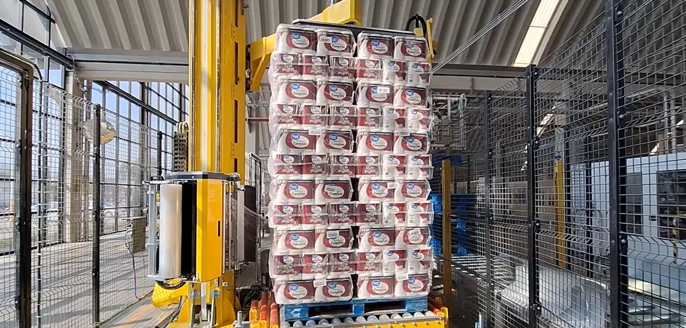 Linea di produzione Ercopac con fasciatura di pallet utilizzando film riciclabile a basso impatto ambientale.