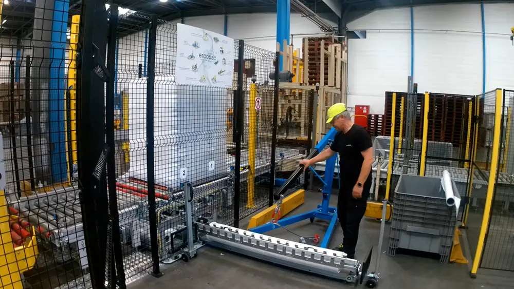 Macchinario Ercopac con sistema brevettato di cambio automatico del carrello porta-bobina per ottimizzare la fasciatura.