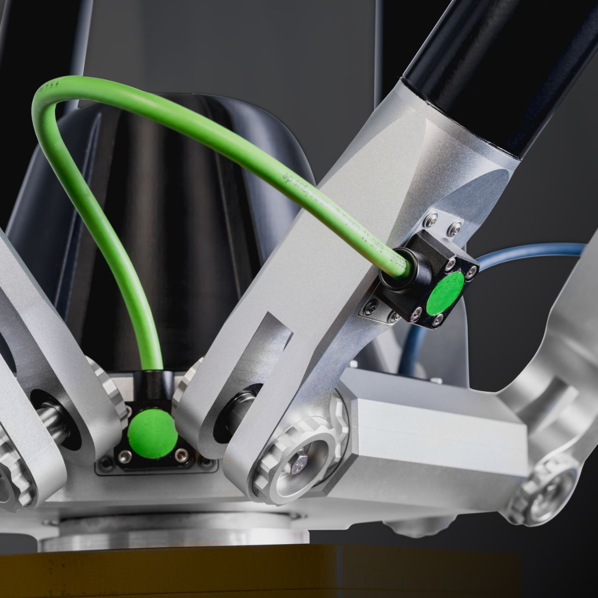 dettaglio sul punto di giuntura tra un braccio robotico delta e la pinza di presa prodotto per la manipolazione dello strato