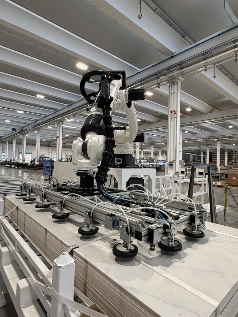 Robot di pallettizzazione Ercopac con sistema a ventose per movimentazione lastre ceramiche nel fine linea automatizzato.